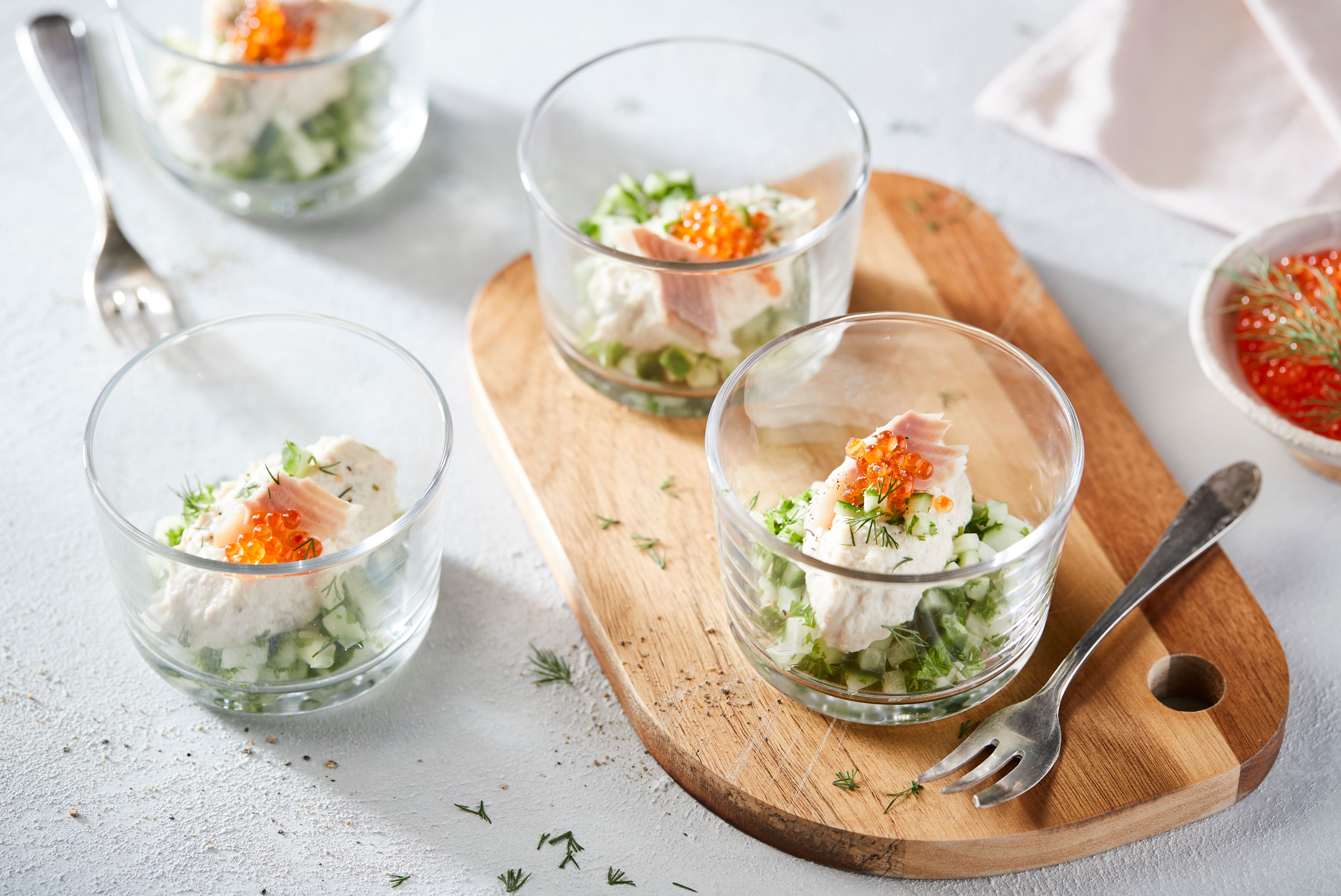 Salade in glaasjes, recept, feestelijke setting, 2 standpunten van in beeld brengen (topshot + close-up)