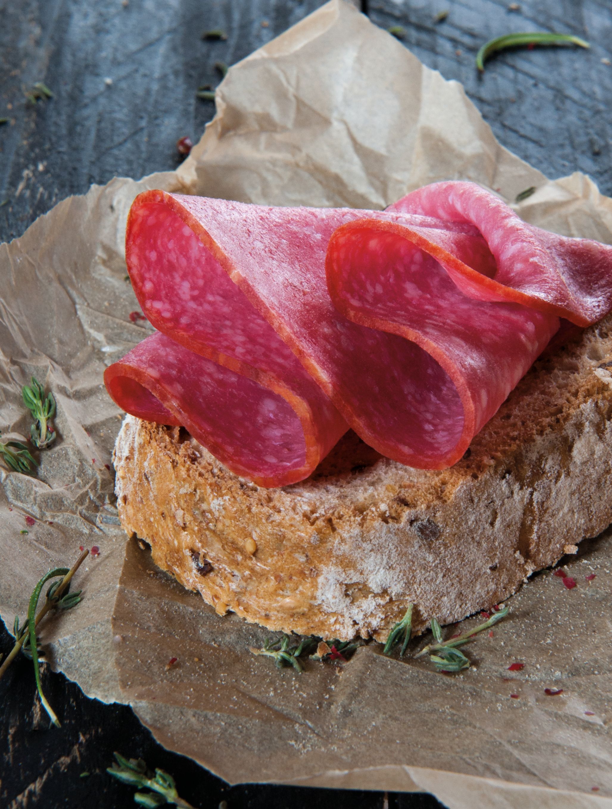 Schil salami geplooid op brood